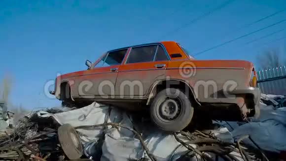 垃圾堆场旧车回收视频的预览图