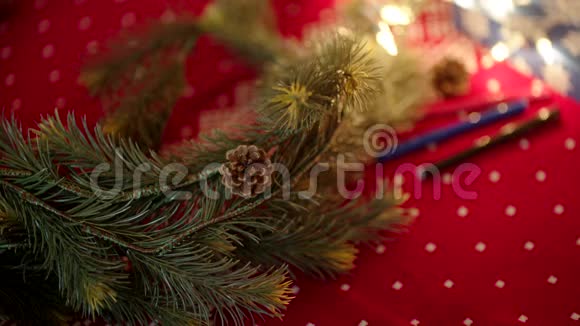 圣诞前夜圣诞老人的一封信被放在圣诞树下的礼物中视频的预览图
