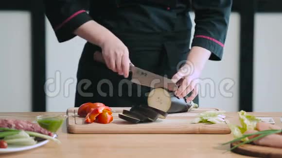 专业厨师切茄子视频的预览图