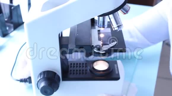 用显微镜工作实验室显微镜打开显微镜视频的预览图