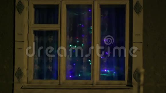 夜晚窗外的圣诞树视频的预览图