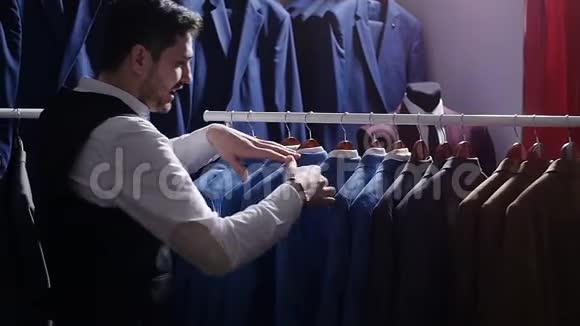 男士服装店选择商务套装视频的预览图