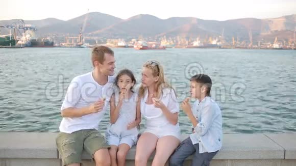 游戏快乐家庭吃冰淇淋天气晴朗炎热视频的预览图