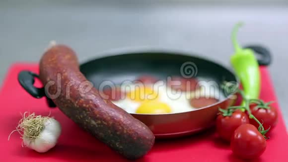 早餐吃鸡蛋和香肠视频的预览图