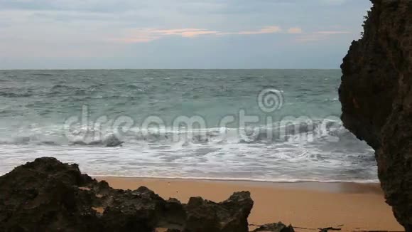 海浪撞击沙滩上的岩石视频的预览图