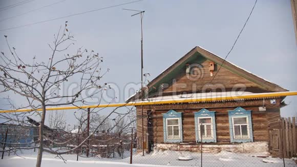 俄罗斯一个白雪皑皑的空村里破旧的小屋视频的预览图