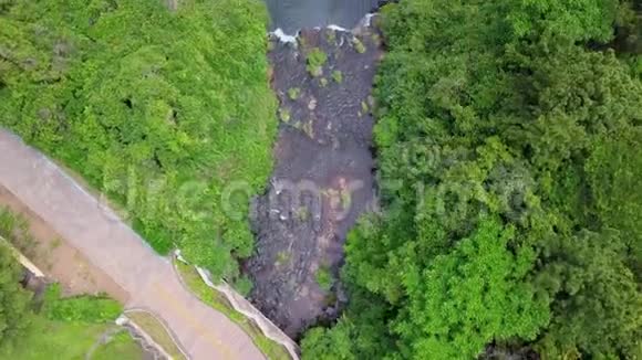 韩国济州岛Jeongbang瀑布的空中Veiw视频的预览图