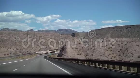 在沙漠里开车视频的预览图