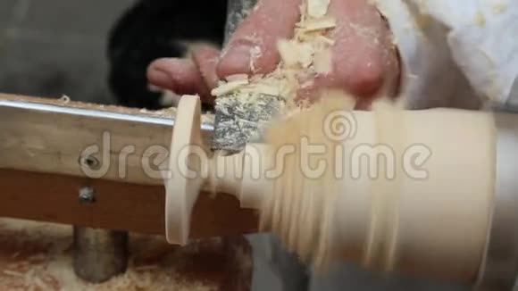 工匠用凿子塑造木头视频的预览图