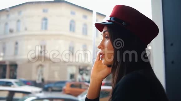 在寒冷的冬日里一个幸福的女人坐在舒适的咖啡馆里打电话视频的预览图