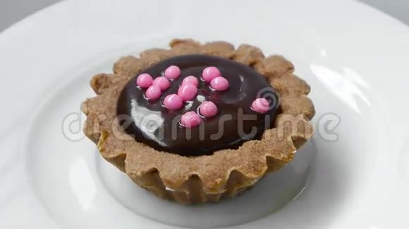 巧克力奶油在挞皮与粉红球装饰视频的预览图