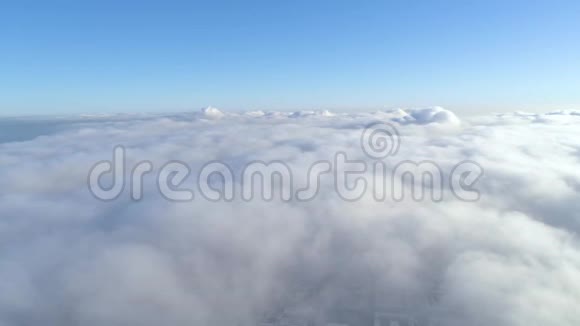 冬季无人驾驶飞机在明斯克市的云层之上拍摄阳光明媚的一天住宅建筑空中视频的预览图