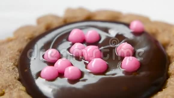 巧克力甜点在白色盘子上旋转视频的预览图