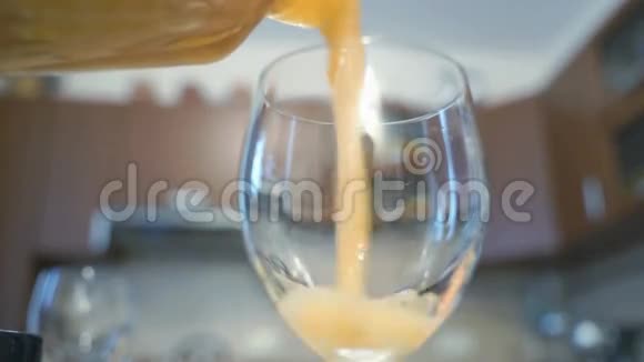 用果肉倒入自制苹果汁的过程视频的预览图