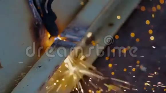 气焊机在金属板上做滑块视频的预览图