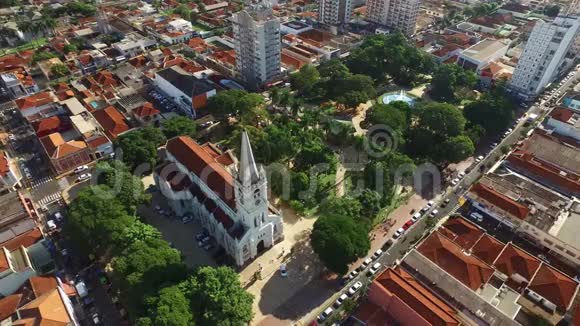 巴西圣保罗市Sertaozinho市NossaSenhoraAparecida教堂的鸟瞰图视频的预览图