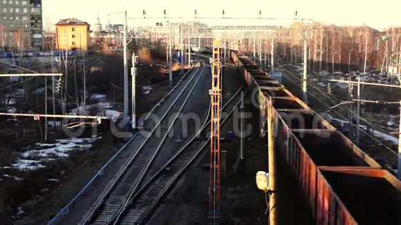 货物列车在铁路上行驶视频的预览图