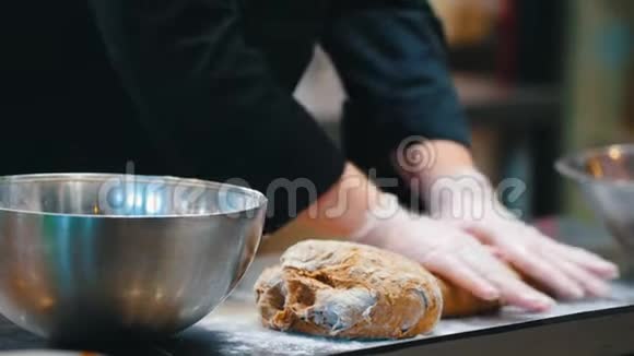 厨房厨师在桌子上擀面包面视频的预览图