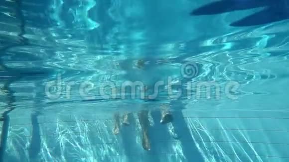 孩子在游泳池里游泳时有一个充气圈动作缓慢视频的预览图