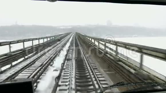 火车在过河的桥上行驶视频的预览图