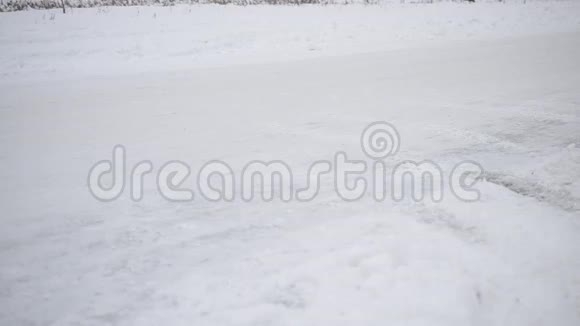 冬天两个男人在白色的雪上慢跑视频的预览图