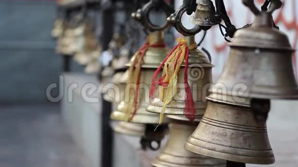 在尼泊尔波哈拉的普赫瓦湖上岛上的一座印度教寺庙钟声视频的预览图