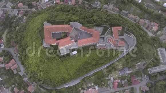 乌克兰西部Mukachevo堡Palanok中世纪堡垒的鸟瞰图视频的预览图