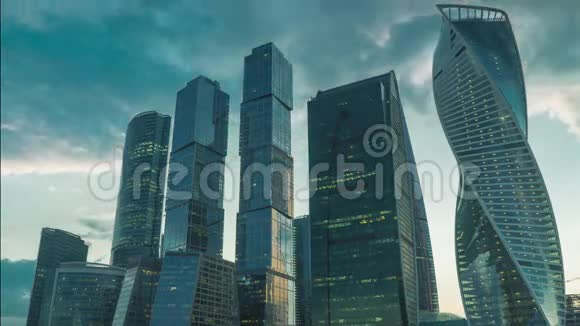 莫斯科城市商业区摩天大楼在晚上4K的时间流逝视频的预览图