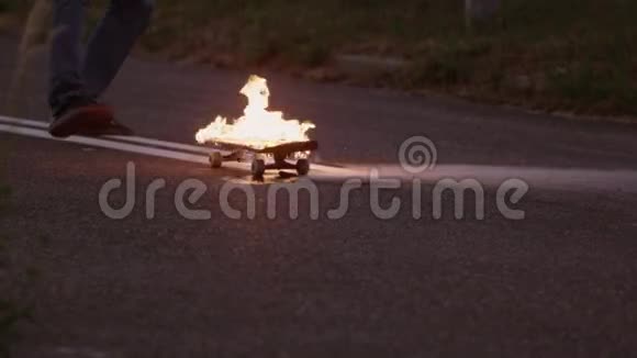 滑板着火了视频的预览图