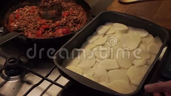把肉酱放在切碎的土豆上视频的预览图