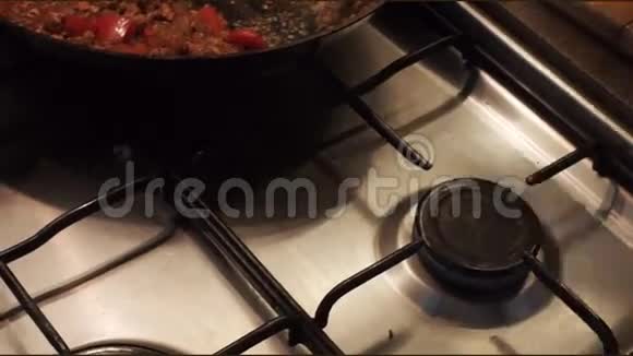 把肉酱放在切碎的土豆上视频的预览图