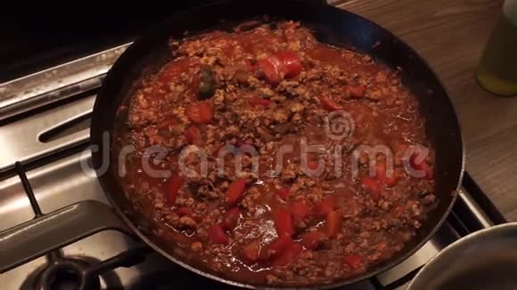 煎锅上加胡椒和洋葱的肉视频的预览图