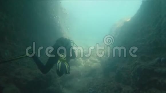 水下潜水员在水下的镜头视频的预览图