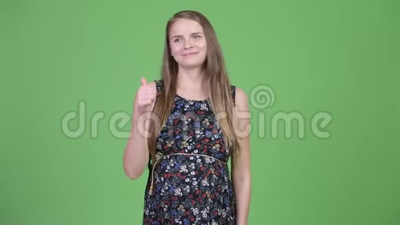 年轻快乐的孕妇竖起大拇指视频的预览图