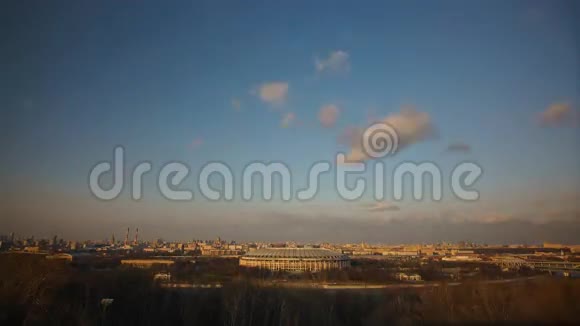城市日落俯瞰卢日尼基视频的预览图