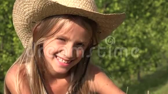 笑孩子轻松户外草地快乐女孩脸画像在大自然4K视频的预览图