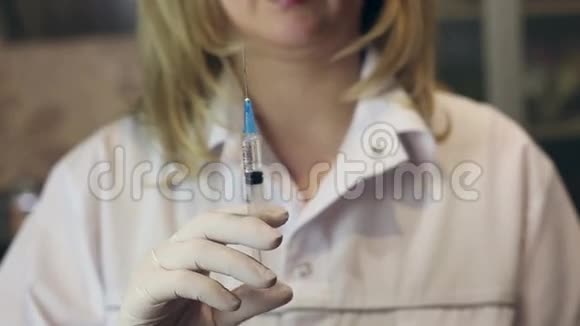 女医生拿着注射器在手术室视频的预览图
