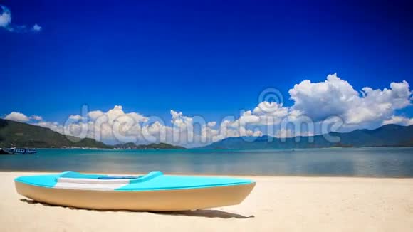 蓝色的白色金属桨船在金色的沙滩上在蔚蓝的沙滩上视频的预览图