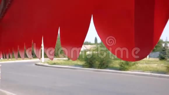 开车的路红色的遮阳篷视频的预览图