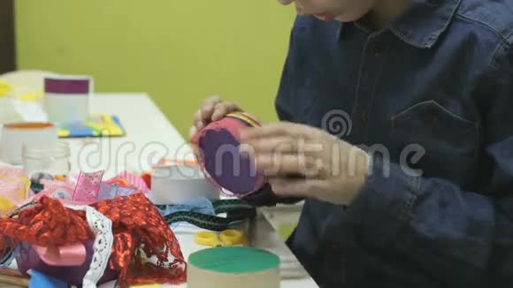 小男孩用纸板做工艺品玩具视频的预览图