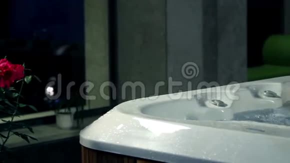jakuzzi和年轻浪漫的情侣在按摩浴缸里共度浪漫时光视频的预览图
