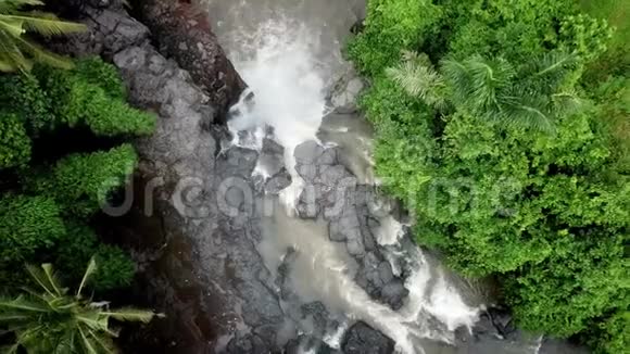 巴厘岛无人机瀑布视频的预览图