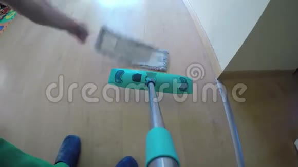 男人的手把湿拖把放在扫帚上洗木地板上的灰尘4K视频的预览图