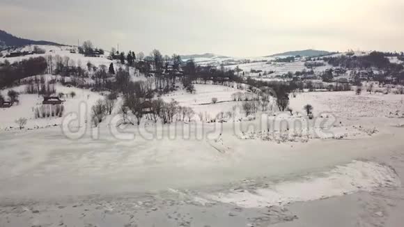 雪村和道路的空中乡村景色视频的预览图