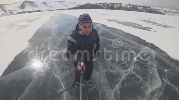 贝加尔湖冰面上的游客和旅行者视频的预览图