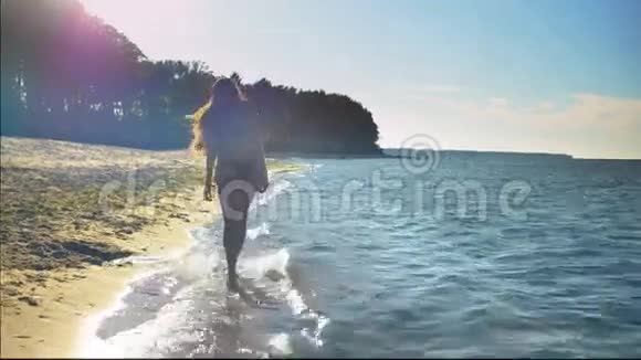 在海滩上散步的女孩视频的预览图