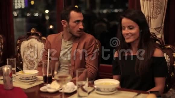 年轻夫妇在船上的餐厅里浪漫地用餐视频的预览图