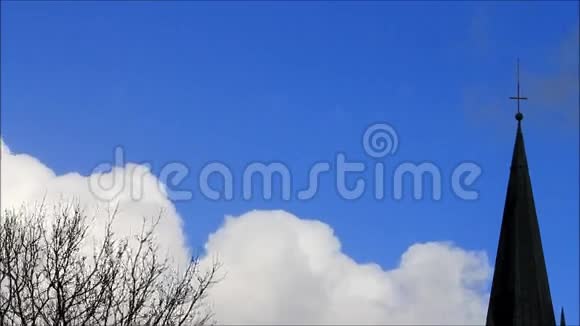 背景蓝天和云彩教堂视频的预览图