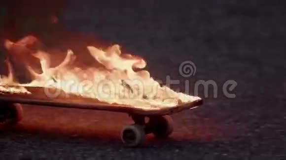 滑板着火了视频的预览图
