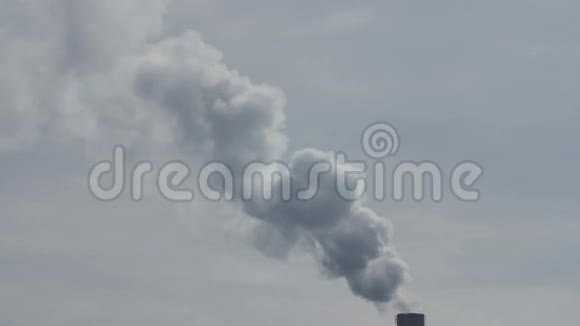 工厂烟雾叠加在蓝天背景上视频的预览图